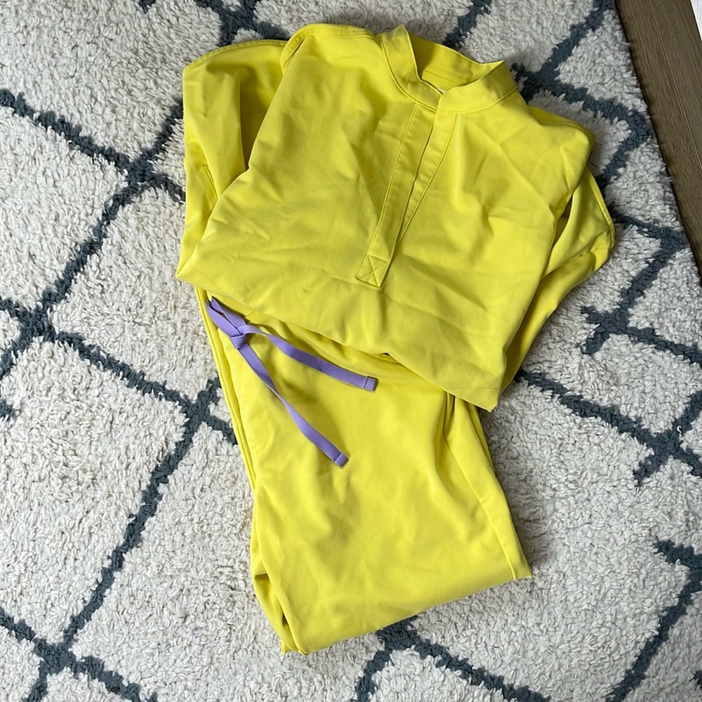 FIGS scrubs set